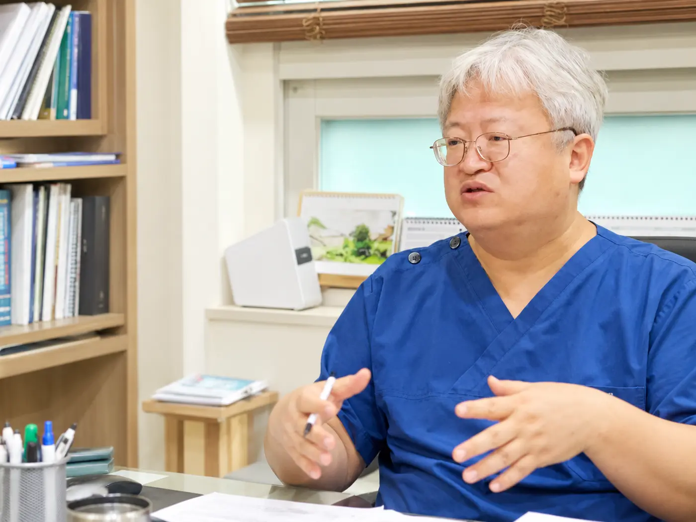 연세튼튼의원·한의원 진료실에서 환자에게 진료 방향을 설명하는 안준석 대표원장